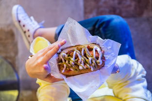 美食品牌打卡墙面，潮流、文化与味蕾的碰撞