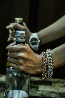 门锁品牌项链配饰的夏天风采，时尚与安全的完美融合